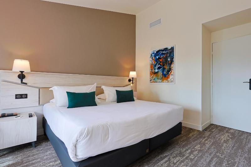 Charm Double Room image 4