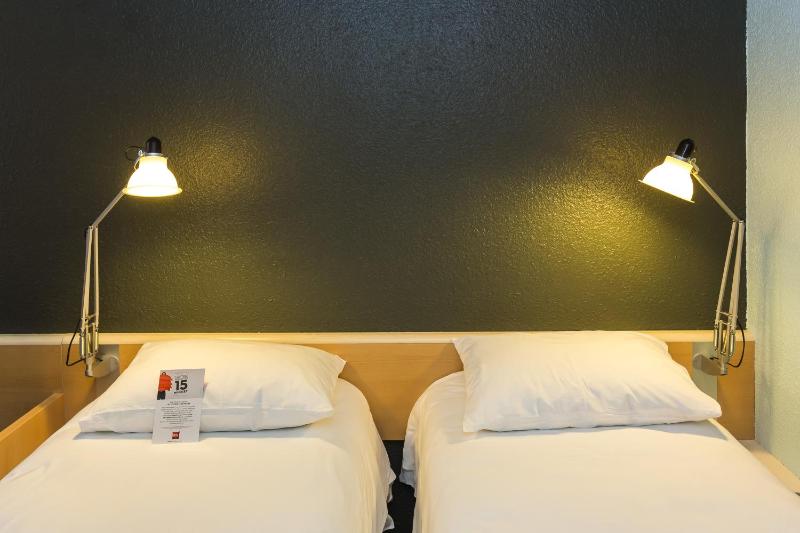 Standard Twin Room image 4
