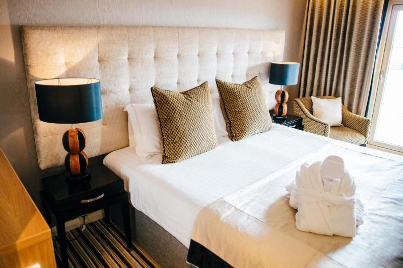 Deluxe Double or Twin Room image 3