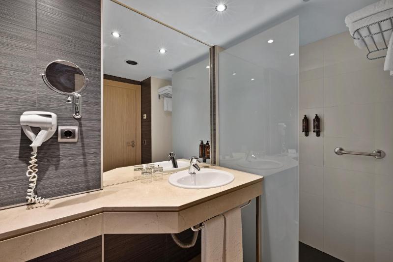 Standard Double Room image 4