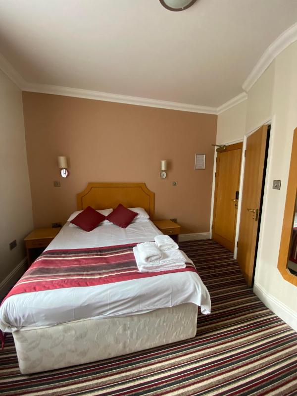Double Room image 3