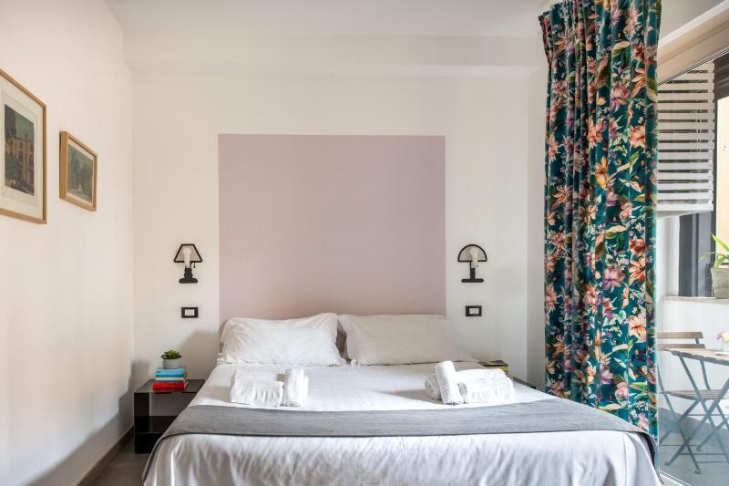 Superior Double Room with Balcony image 2