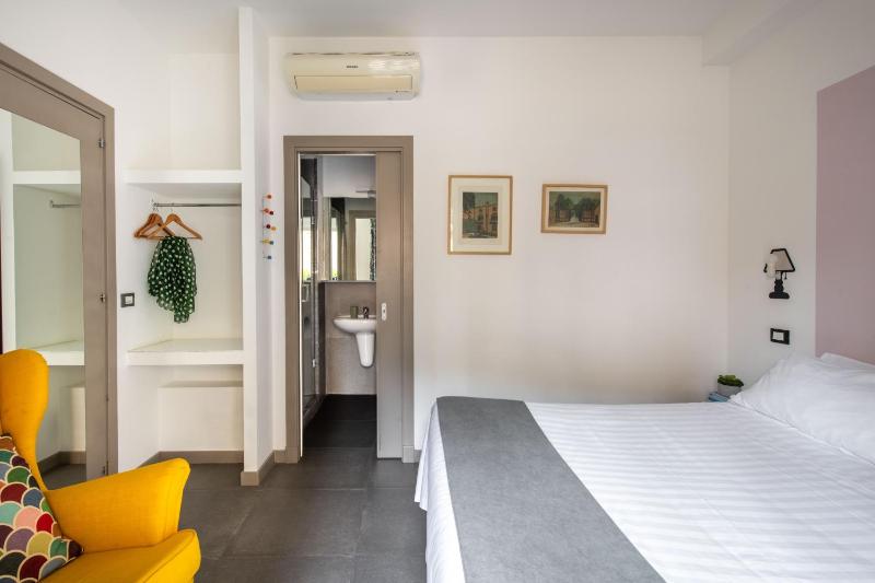 Superior Double Room with Balcony image 3