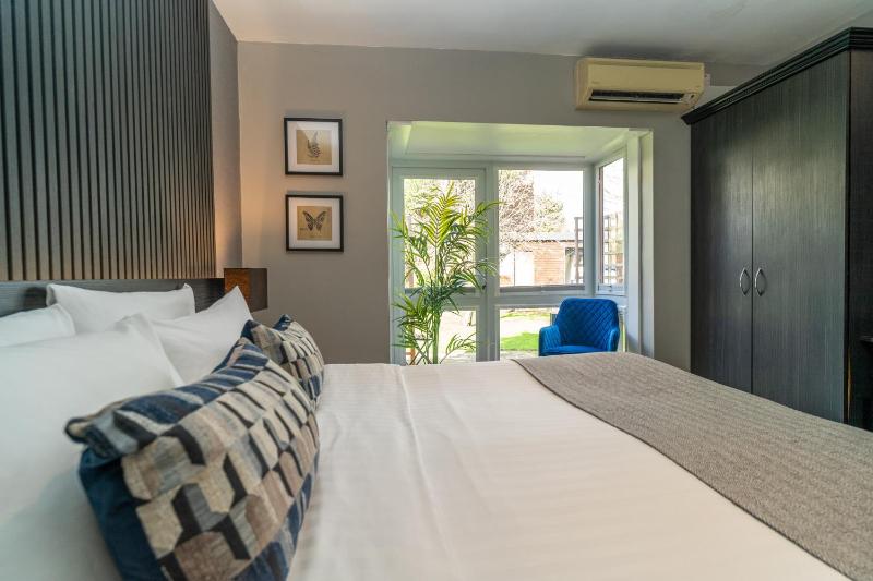 Twin Room with Private Bathroom image 3