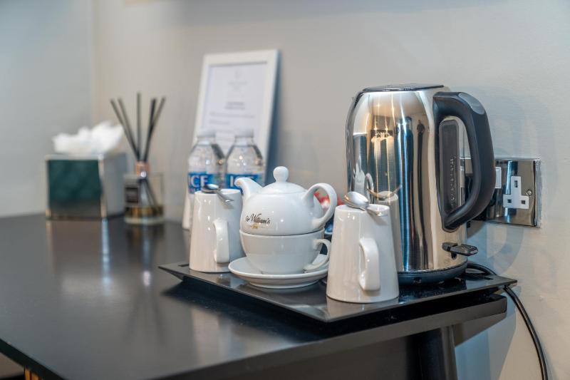 Twin Room with Private Bathroom image 4