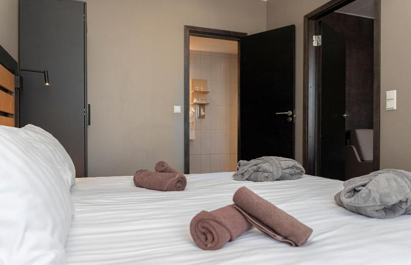 Family Room (2 Adults + 2 Children) with Spa Access image 4