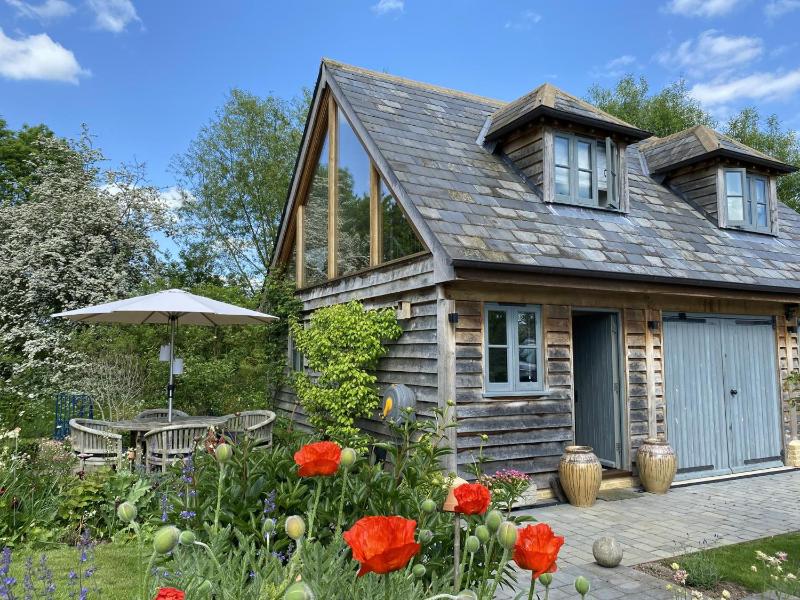 Luxurious Oak Barn in Cotswold Countryside Images