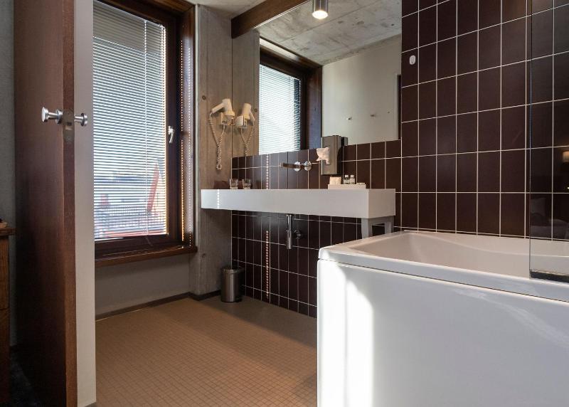Junior Suite with Spa Access image 3