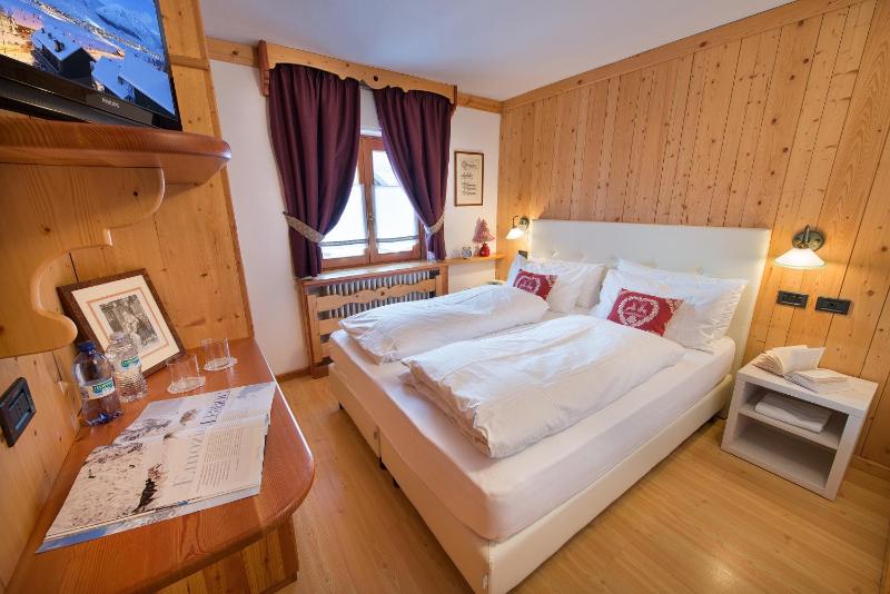 Basic Double or Twin Room image 3