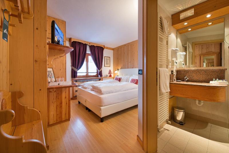 Basic Double or Twin Room image 4