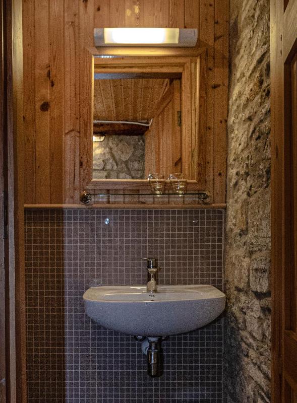 One-Bedroom Apartment with Sauna and Spa Access image 3