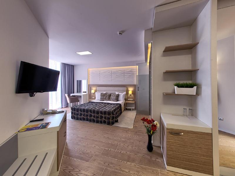 Family Room with Balcony and Sea View image 1