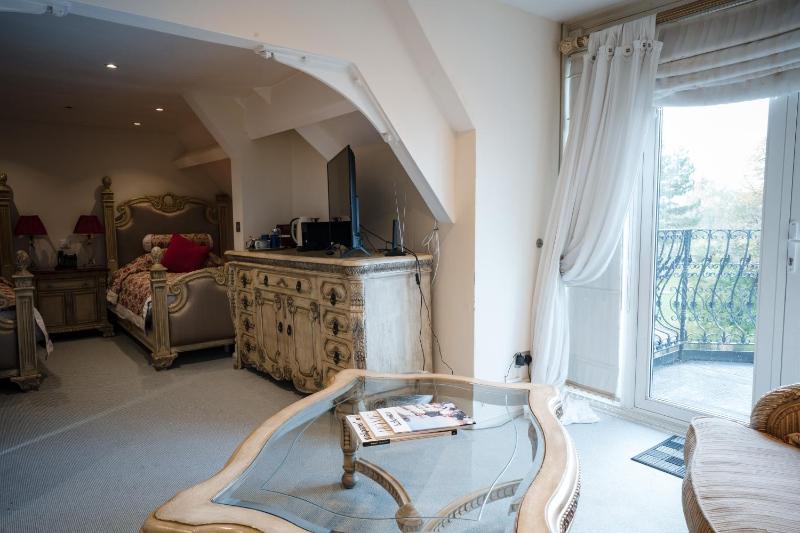 Superior Twin Room image 3