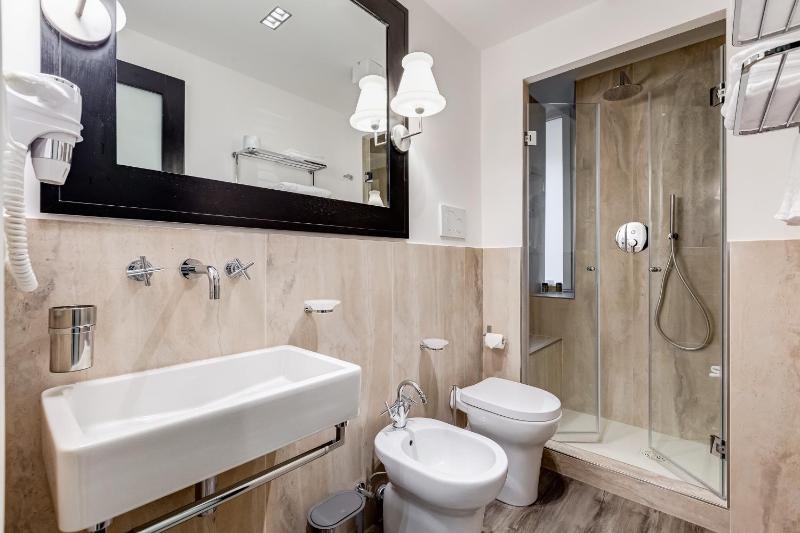 Standard Queen Room image 3