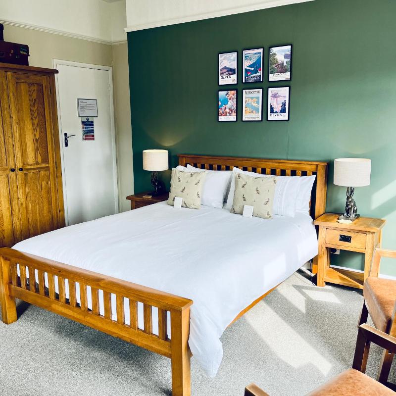 Superior King Room image 4