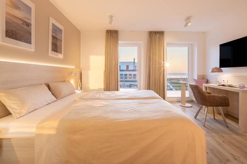 Double Room with Balcony and Sea View image 1