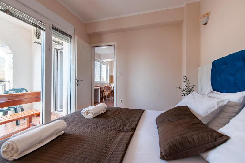 One-Bedroom Apartment with Balcony and City View image 3