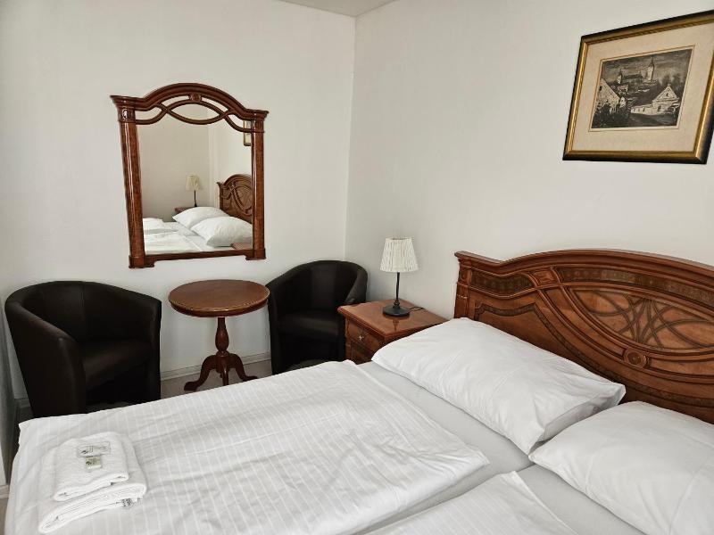 Deluxe Double or Twin Room image 1