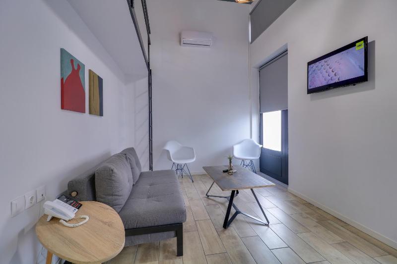 Street Level Superior Loft image 3