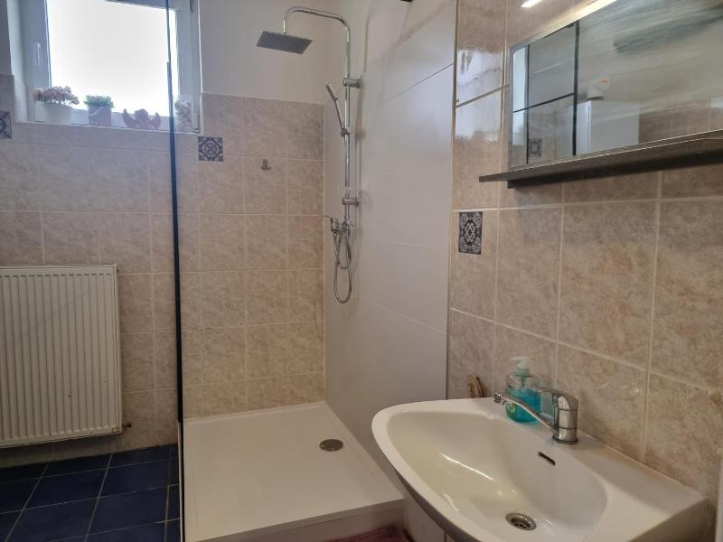 Standard Twin Room with Shared Bathroom image 4