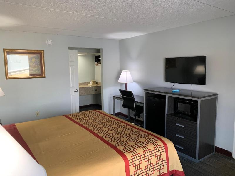 Deluxe King Jacuzzi Room - Non-Smoking image 4