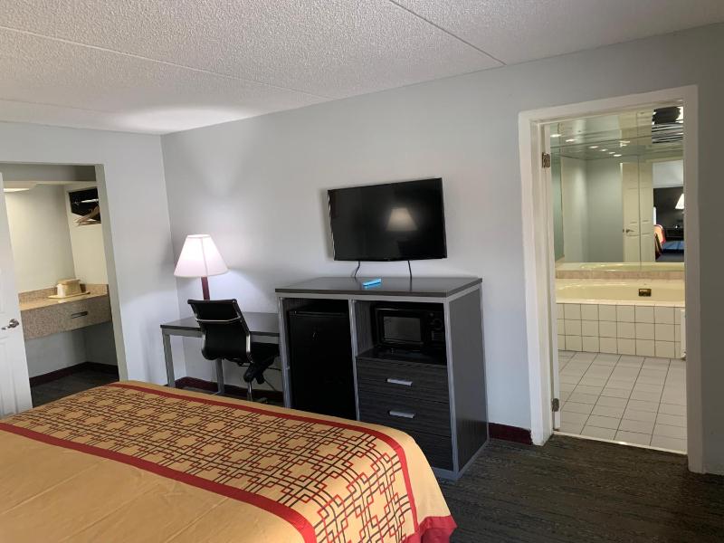 Pigeon Forge Parkway Inn - image 46