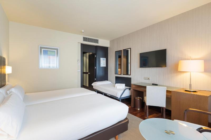  Twin Room with Extra Bed (2 Adults + 1 Child under 12 years old) image 1
