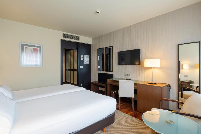 Standard Twin Room image 3