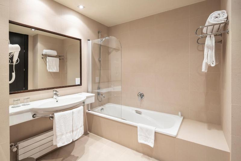 Standard Twin Room image 4