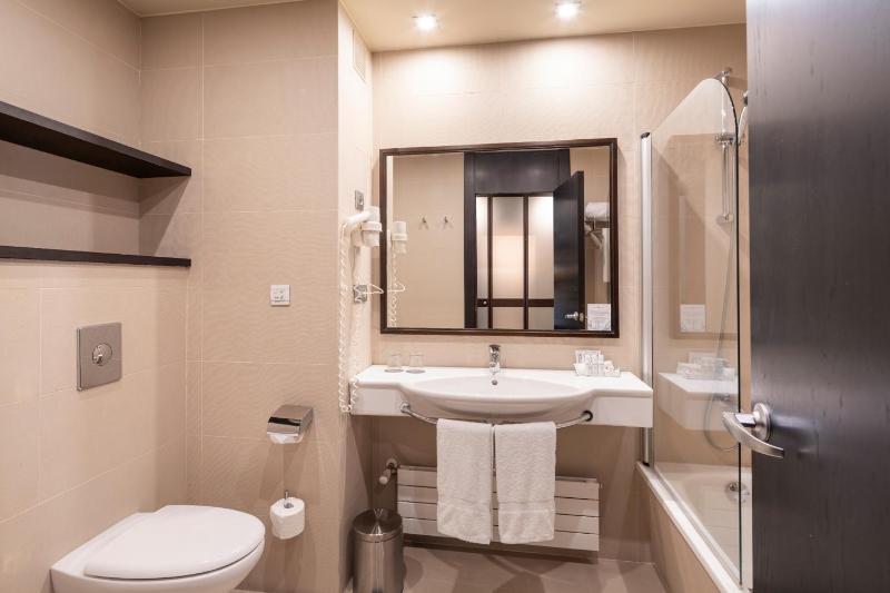 Twin Room with Extra Bed (3 Adults) image 3