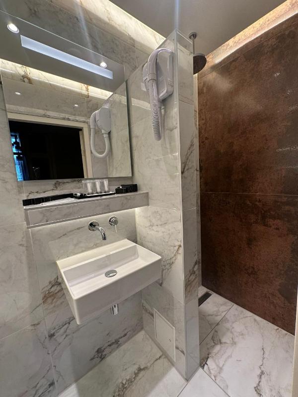 Triple Room with Garden View image 4