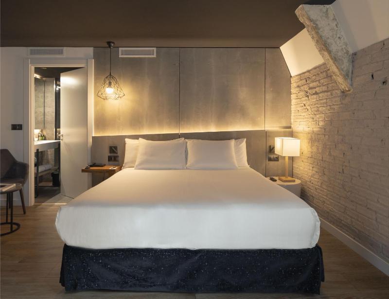 Double Room with Street View image 4