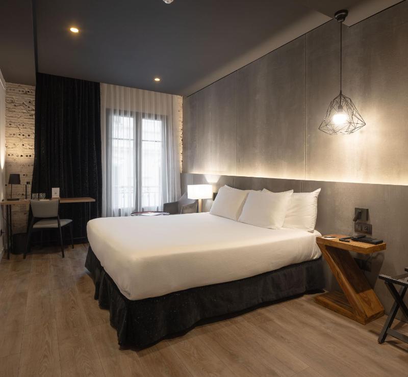 Double Room with Street View image 3