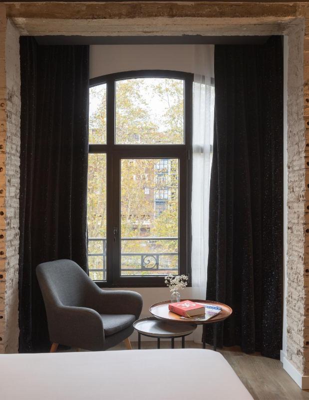 Double Room with River View image 3