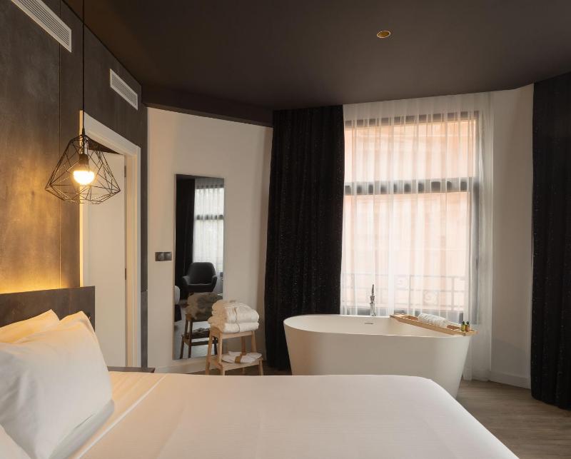 Deluxe King Room with River View image 2