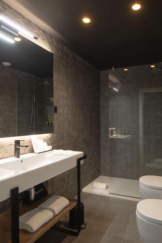 Deluxe King Room with River View image 4
