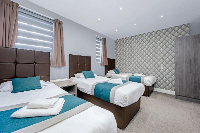 Family Room (3 Adults) image 3