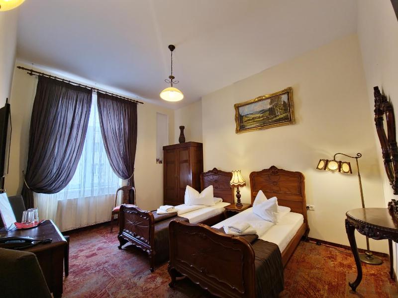 Double or Twin Room image 4