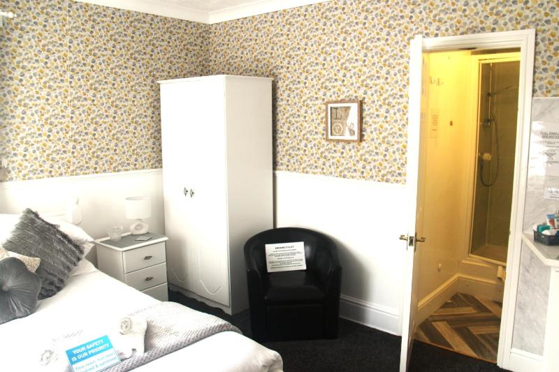 Serena Court Hotel - image 1