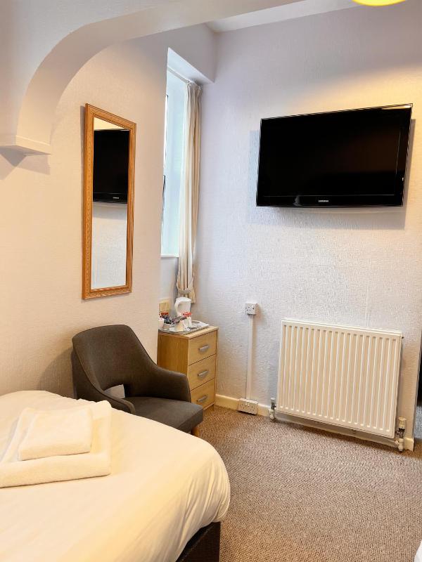 Twin Room image 4