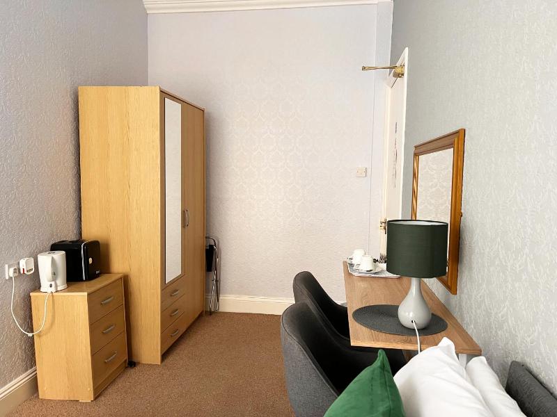 Family Room (2 Adults + 1 Child) image 2
