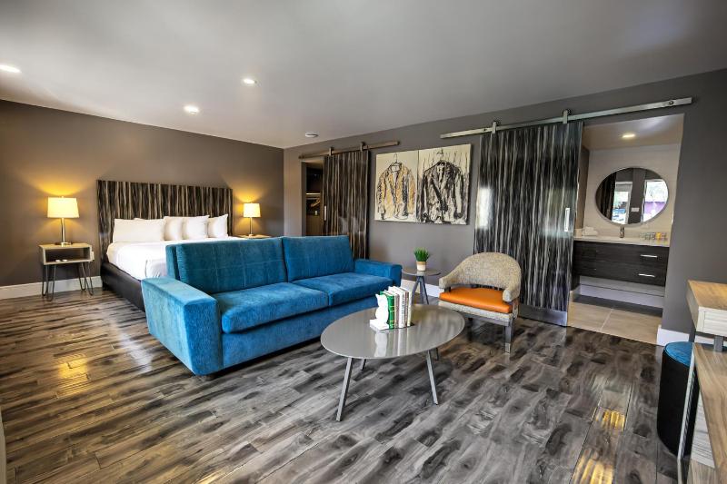 Poolside King Suite image 2