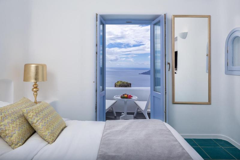 Senior Suite with Caldera View image 3