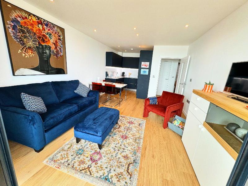 Stunning Beach Front Apartment with Sea views, FREE Parking & Balcony Images