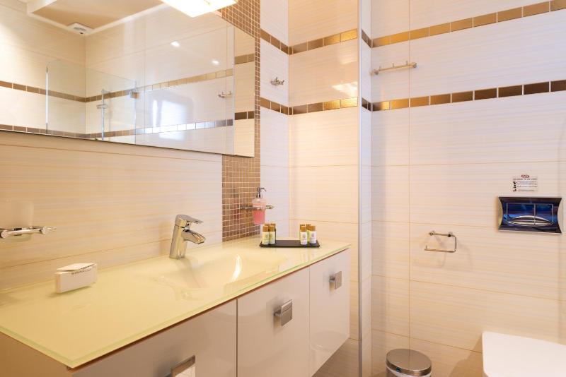 Superior Double Room with Partial Sea View image 2