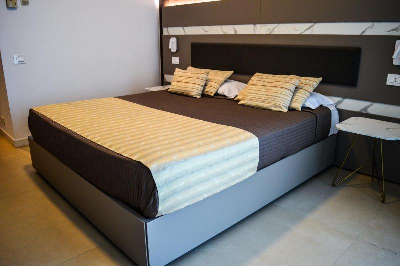 Superior Double Room with Balcony image 3