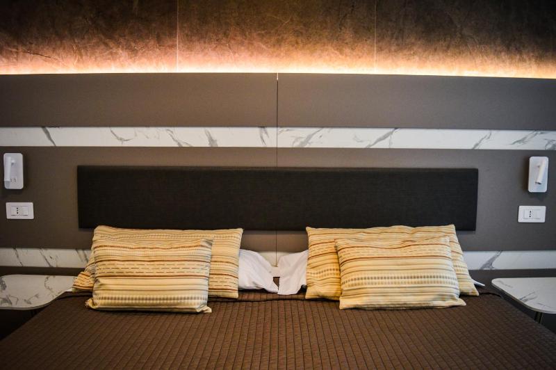 Superior Double Room with Balcony image 4