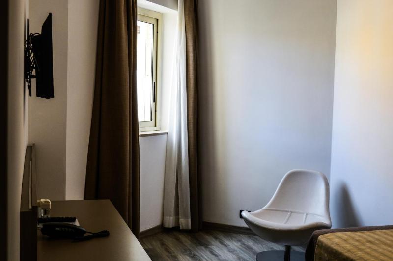 Single Room image 4