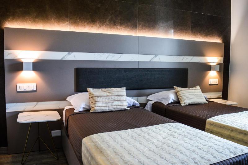 Superior Twin Room with Balcony image 1