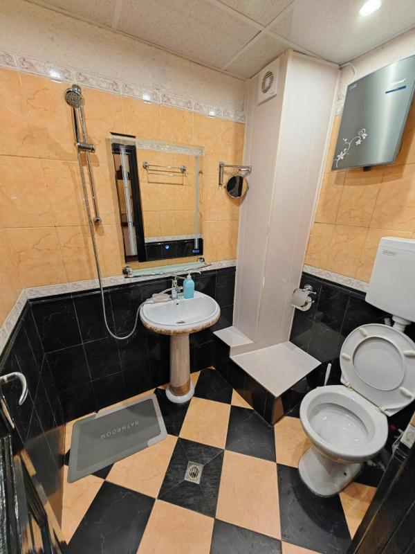 Central 1-BR Apartment - image 16